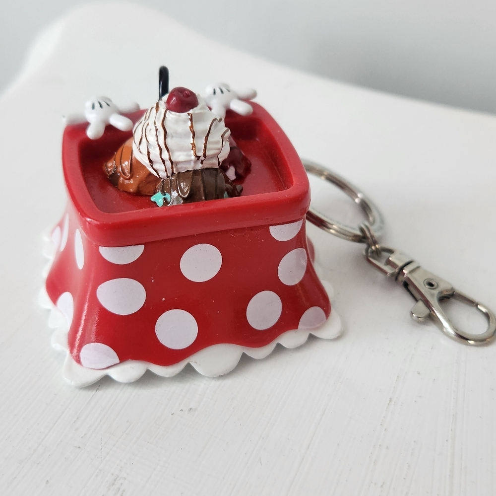 Disney Minnie Mouse kitchen sink Red White Polka Dot Dessert Keychain